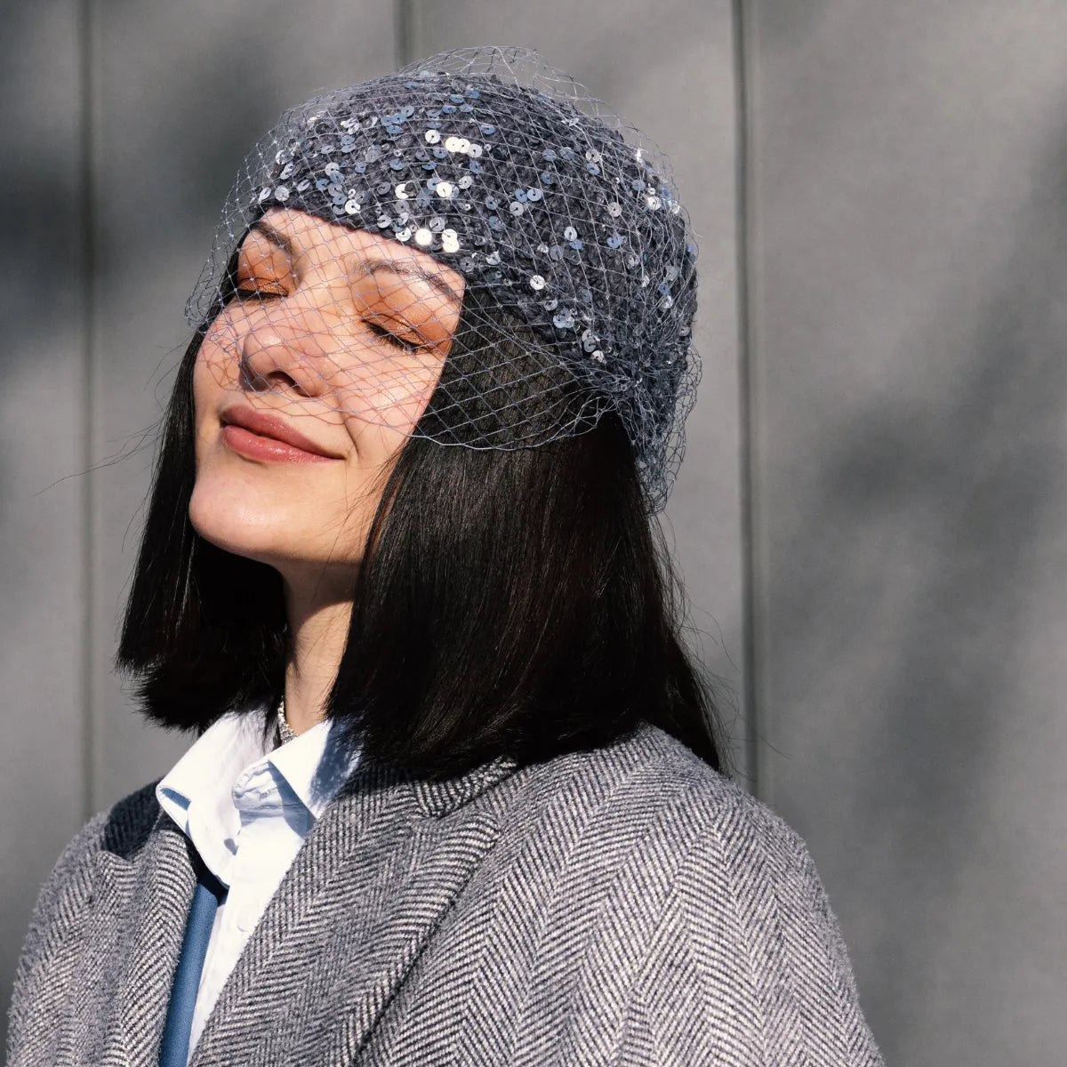 Шапка з вуаллю сіра