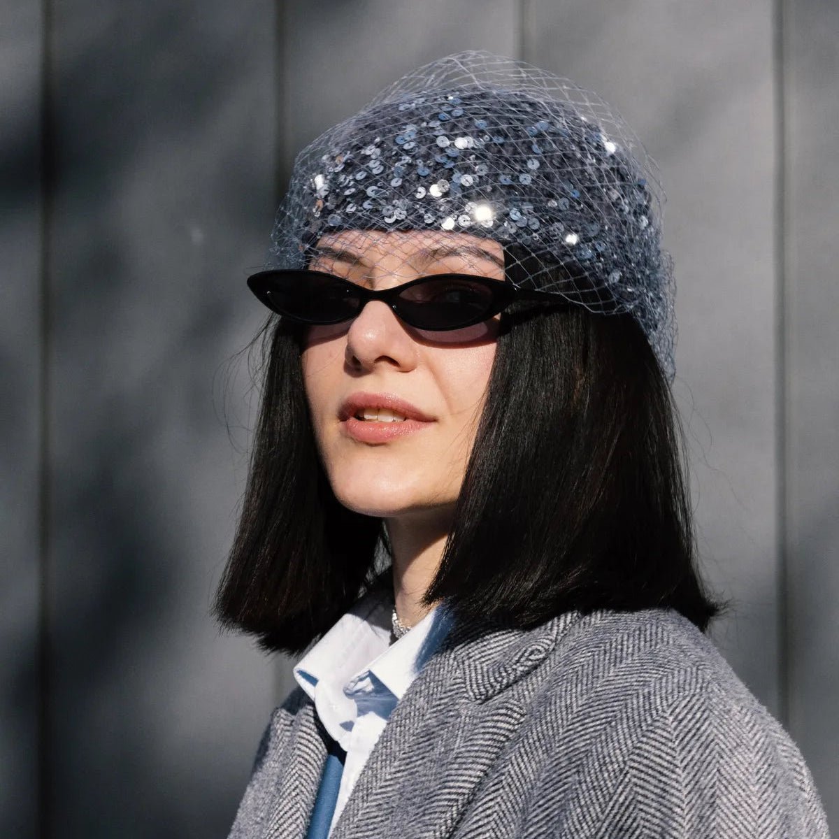 Шапка з вуаллю сіра