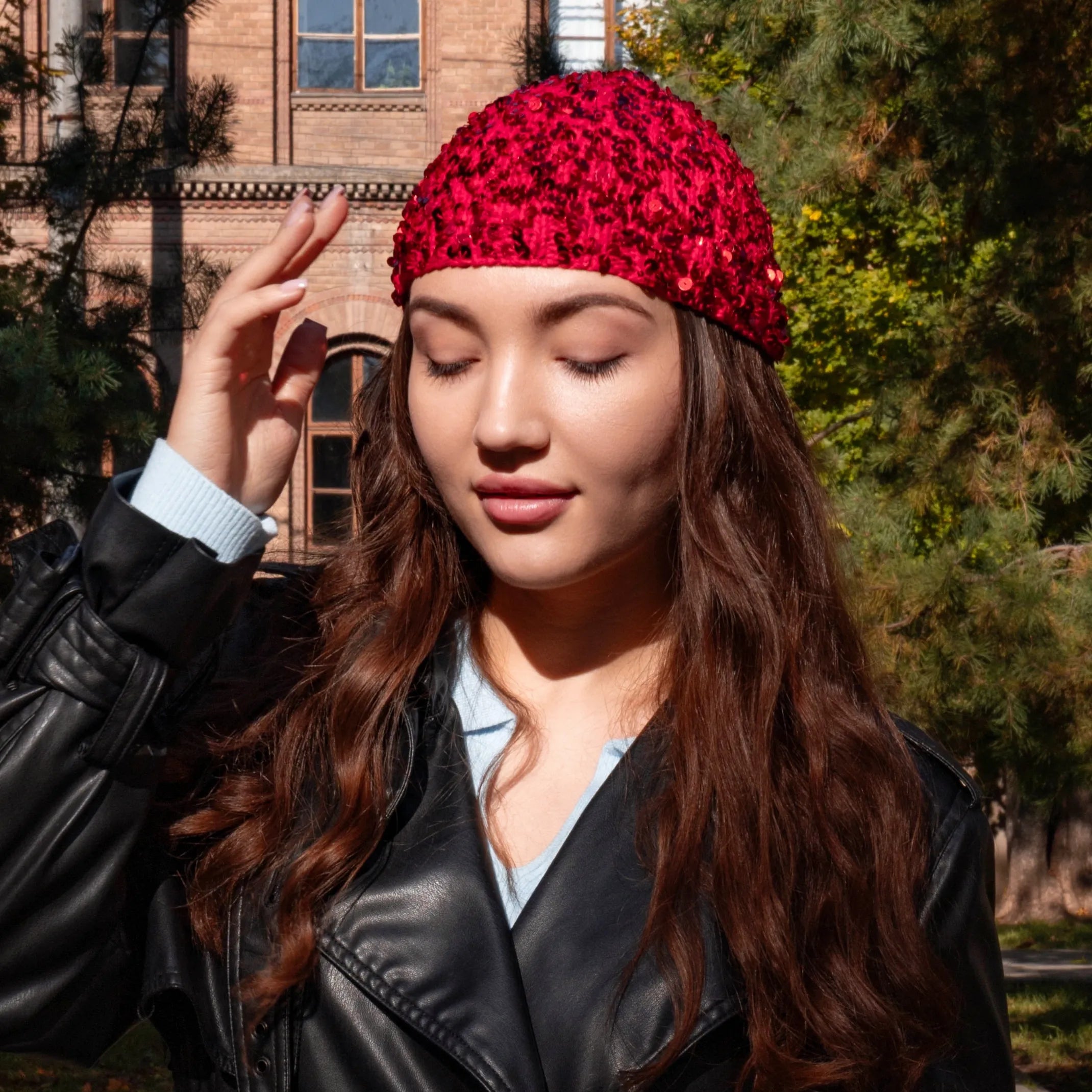 Шапка з паєтками червона