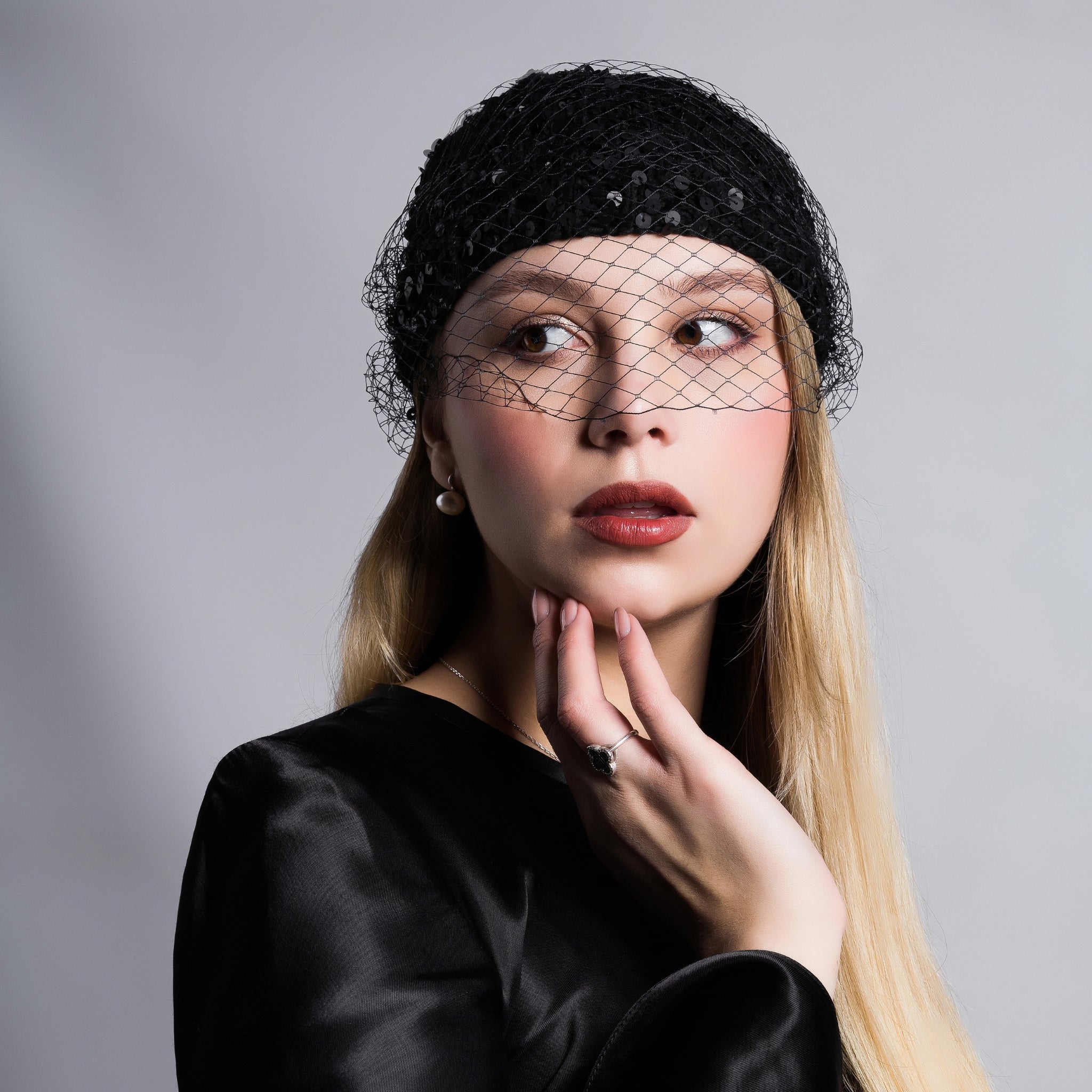 Шапка з паєтками (без вуалі)