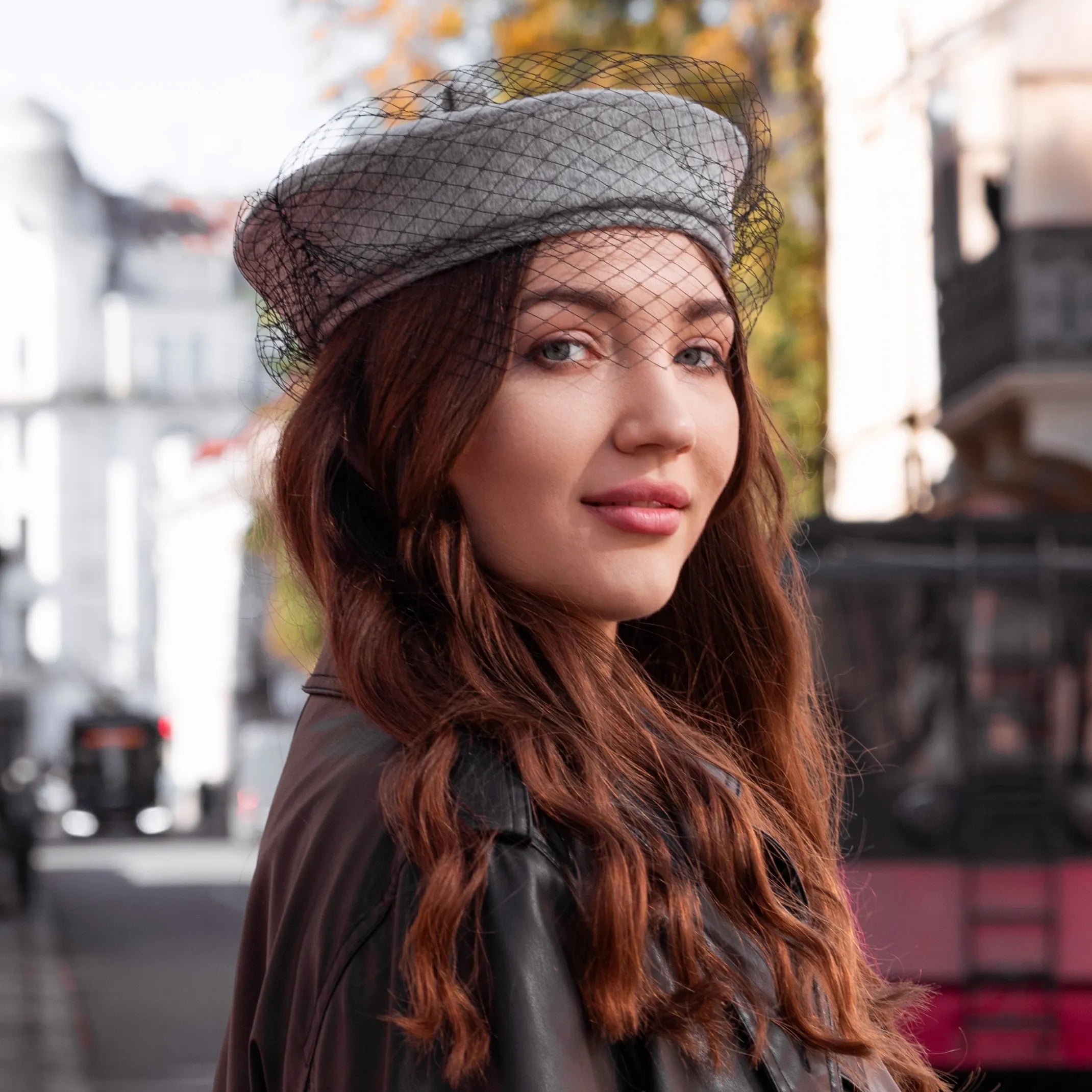 Берет з чорною вуаллю сірий