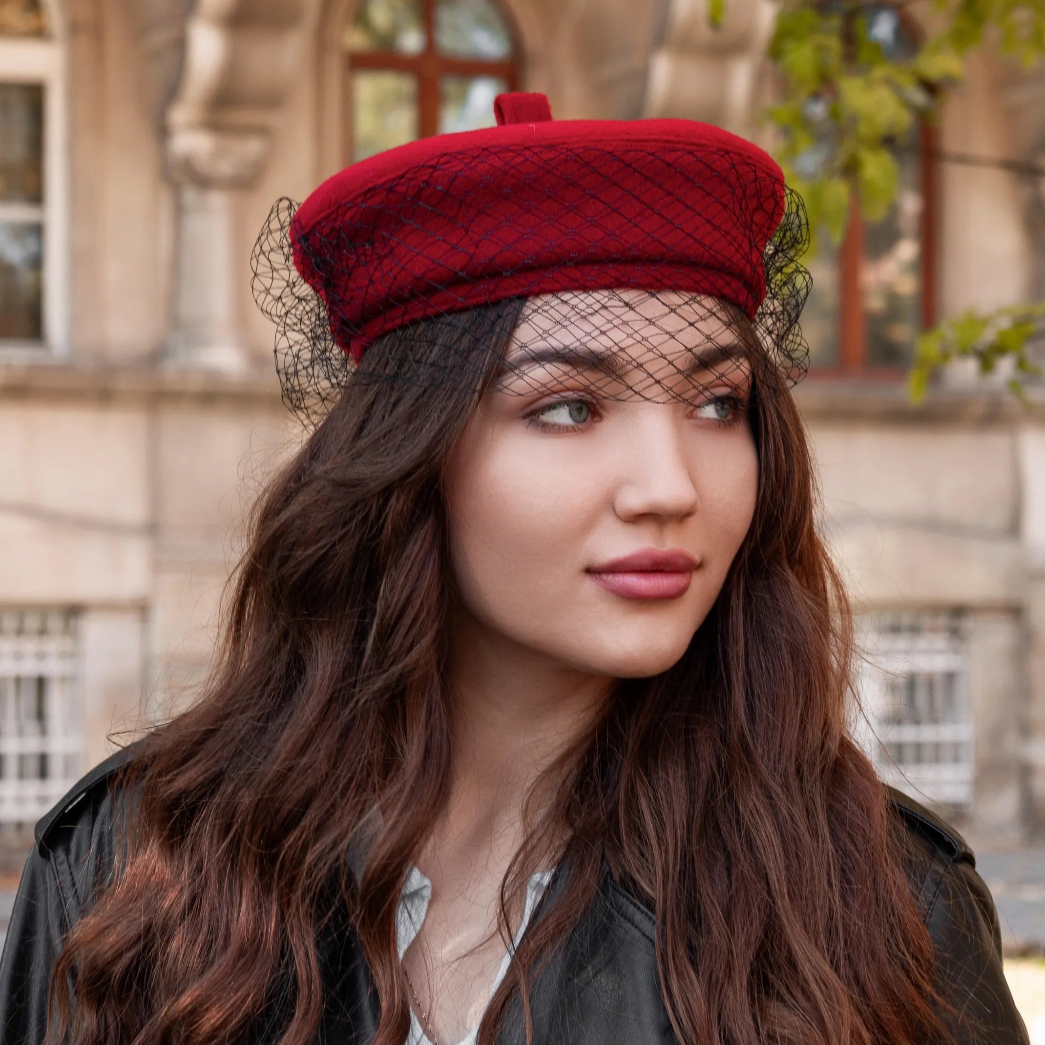 Берет з чорною вуаллю червоний