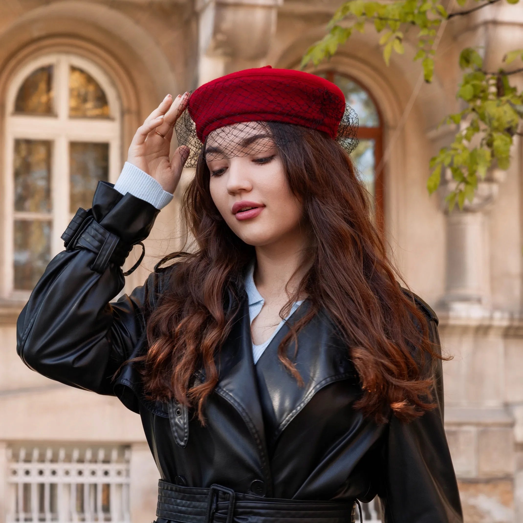 Берет з чорною вуаллю червоний