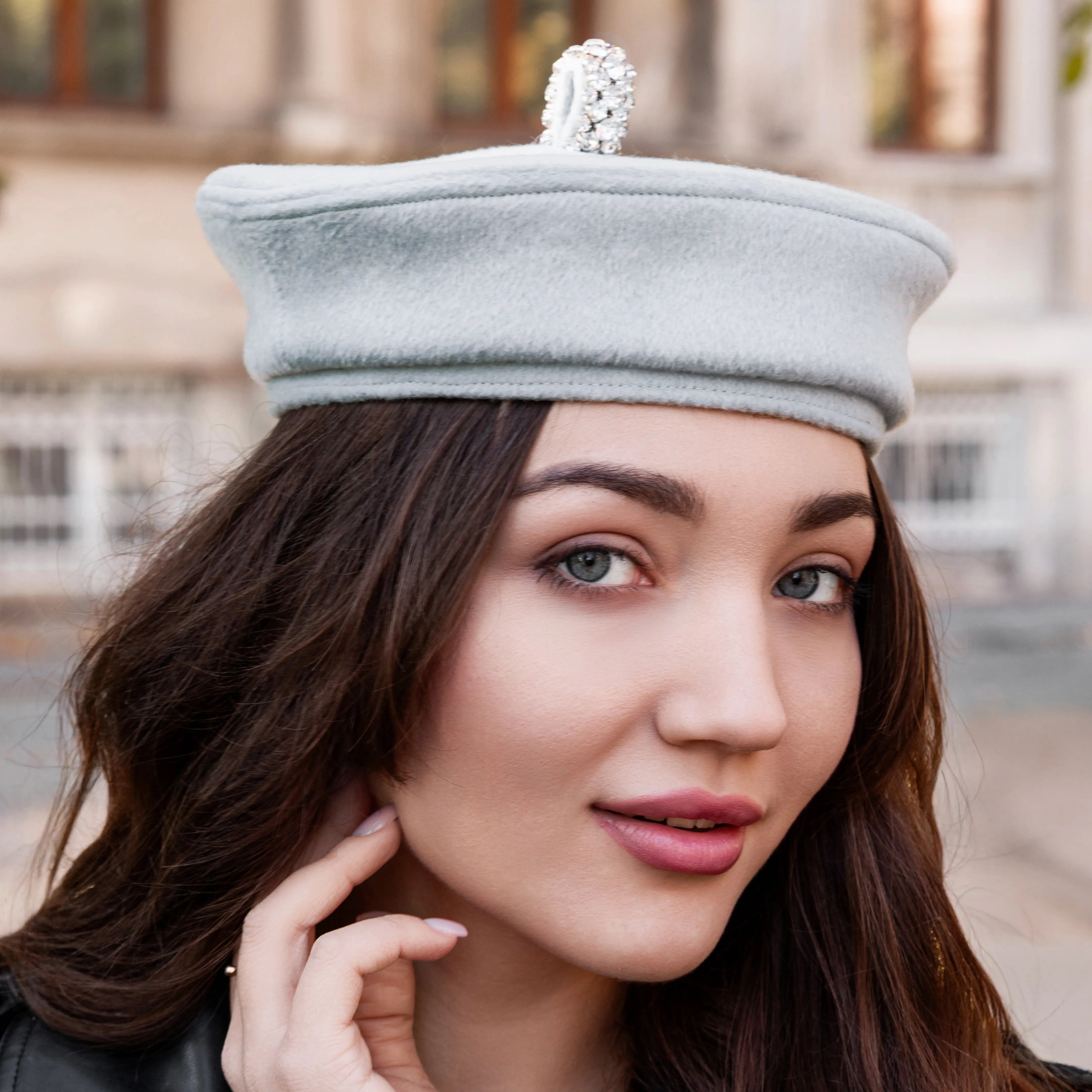 Берет зі стразовим хвостиком м'ятний