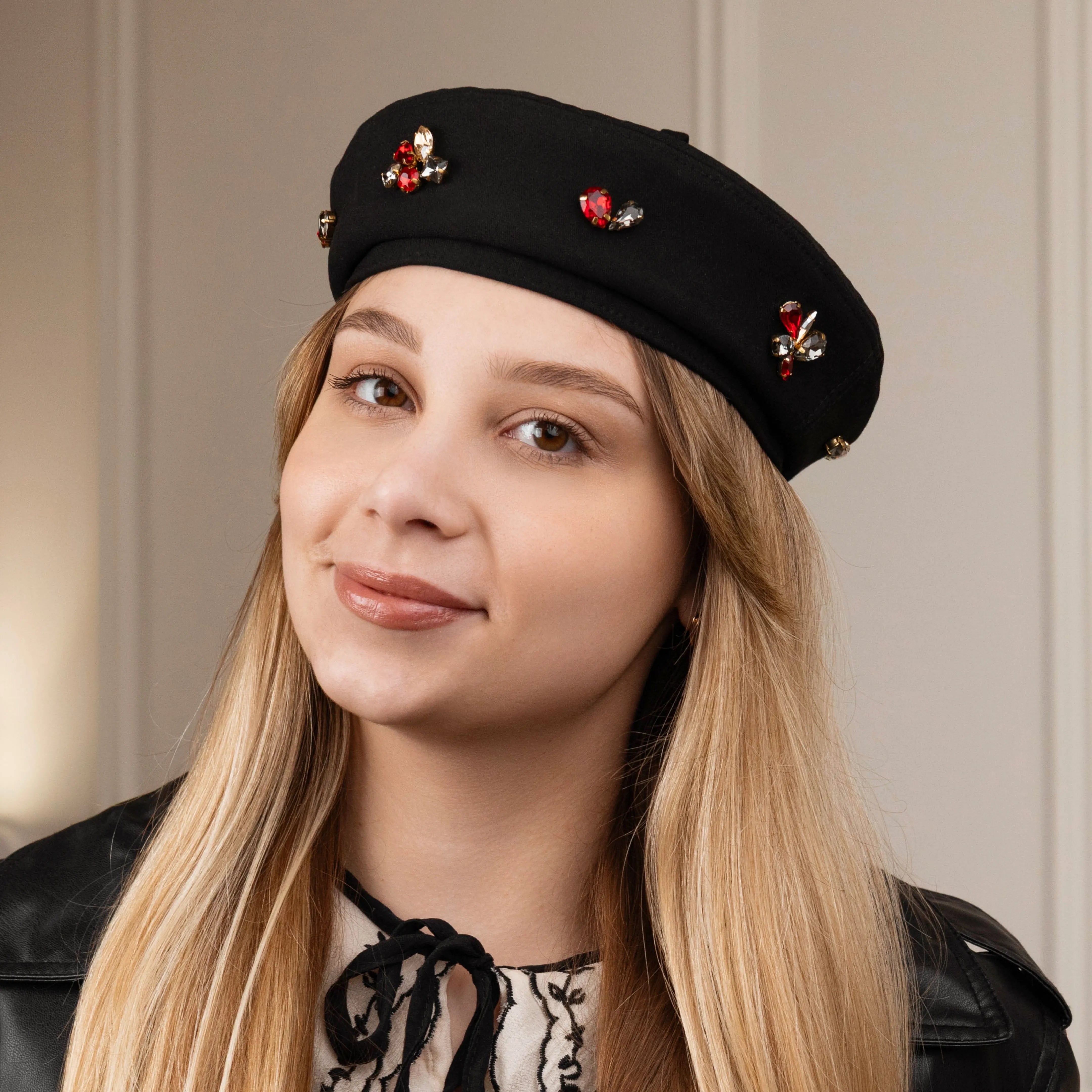 Берет Bloom із червоними акцентами чорний